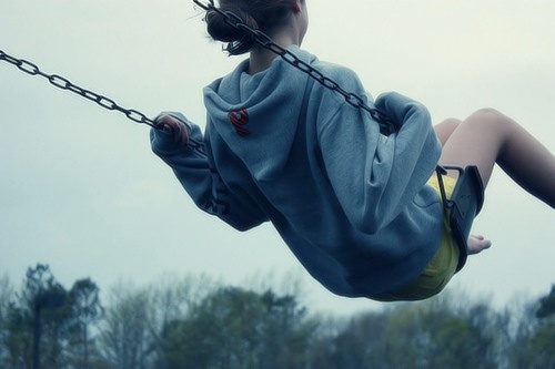 欧美女生唯美意境荡秋千图片