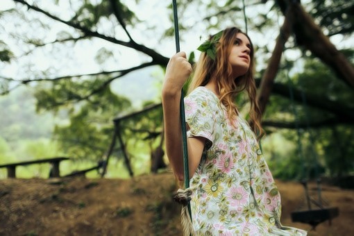 欧美女生唯美意境荡秋千图片