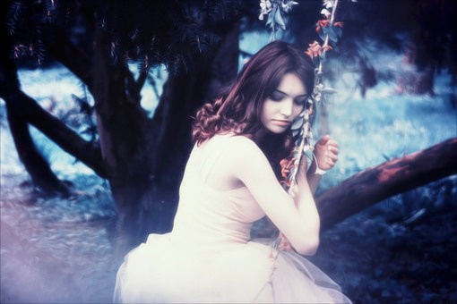 欧美女生唯美意境荡秋千图片