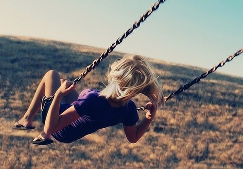 欧美女生唯美意境荡秋千图片