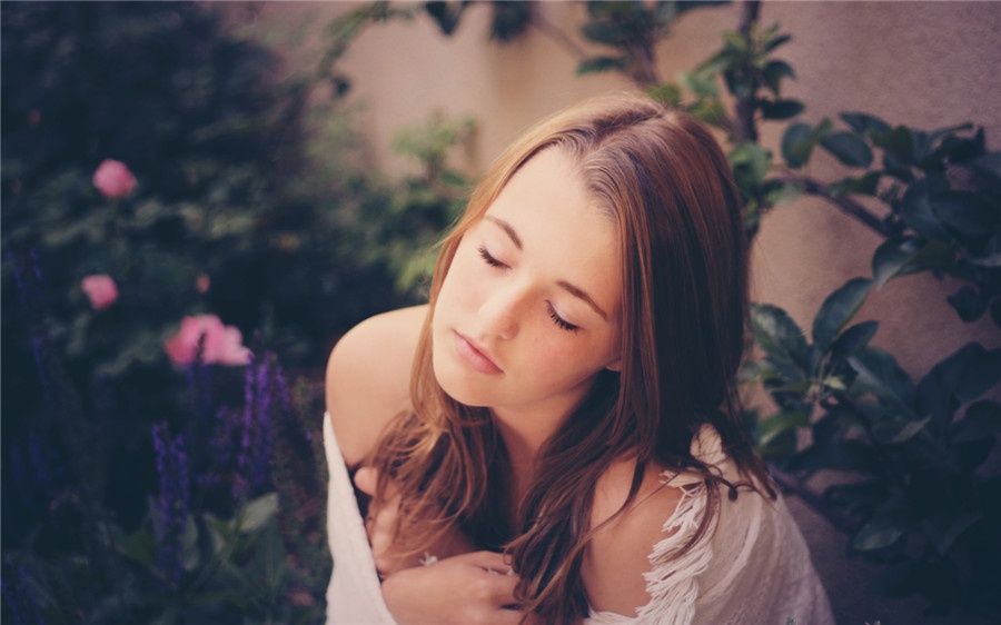 意境清新素雅的欧美女生壁纸