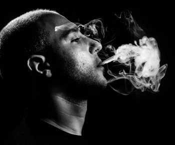 抽烟的欧美意境男生图片