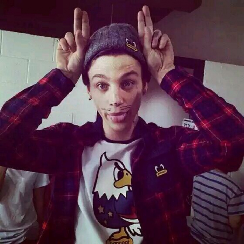 抽烟的欧美意境男生图片