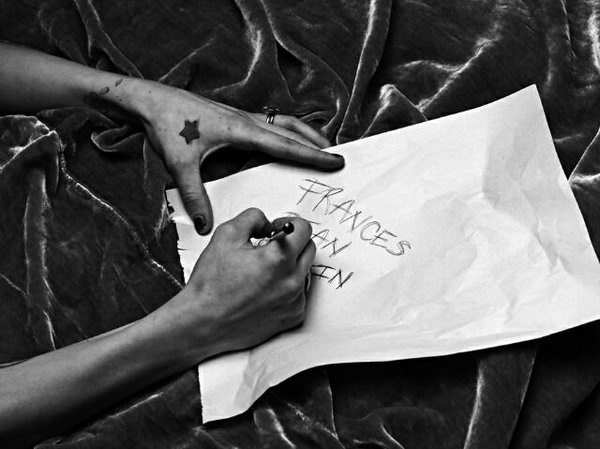 女生高冷黑白欧美风霸气纹身图片