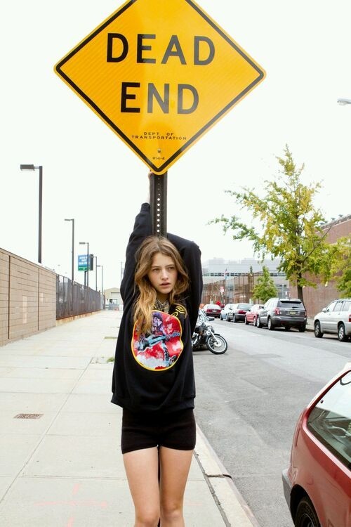 欧美女生狂野帅气街头风壁纸