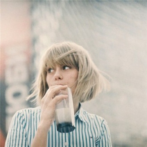 甜美高冷欧美女生侧脸街拍