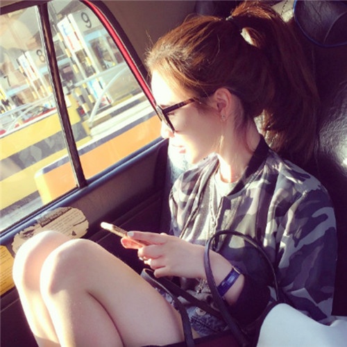 甜美高冷欧美女生侧脸街拍