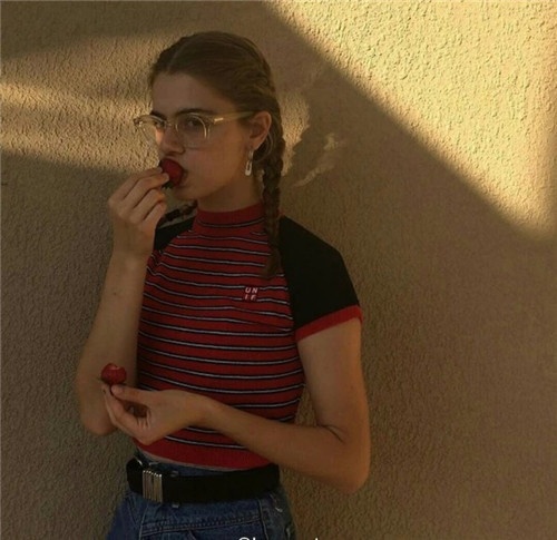 甜美高冷欧美女生侧脸街拍