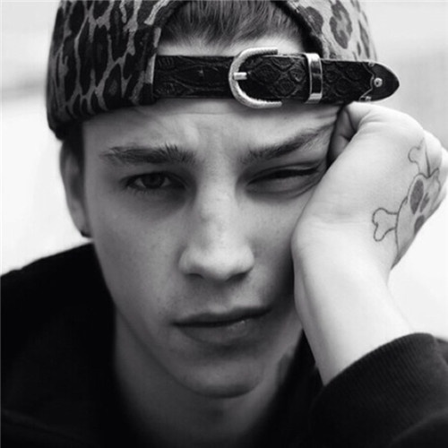 帅气的欧美男生黑白个性头像图片