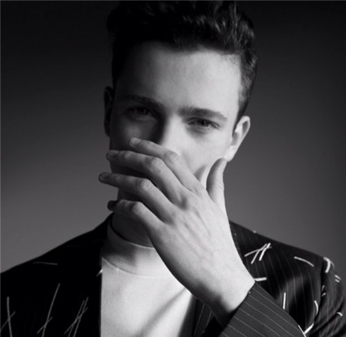 帅气的欧美男生黑白个性头像图片