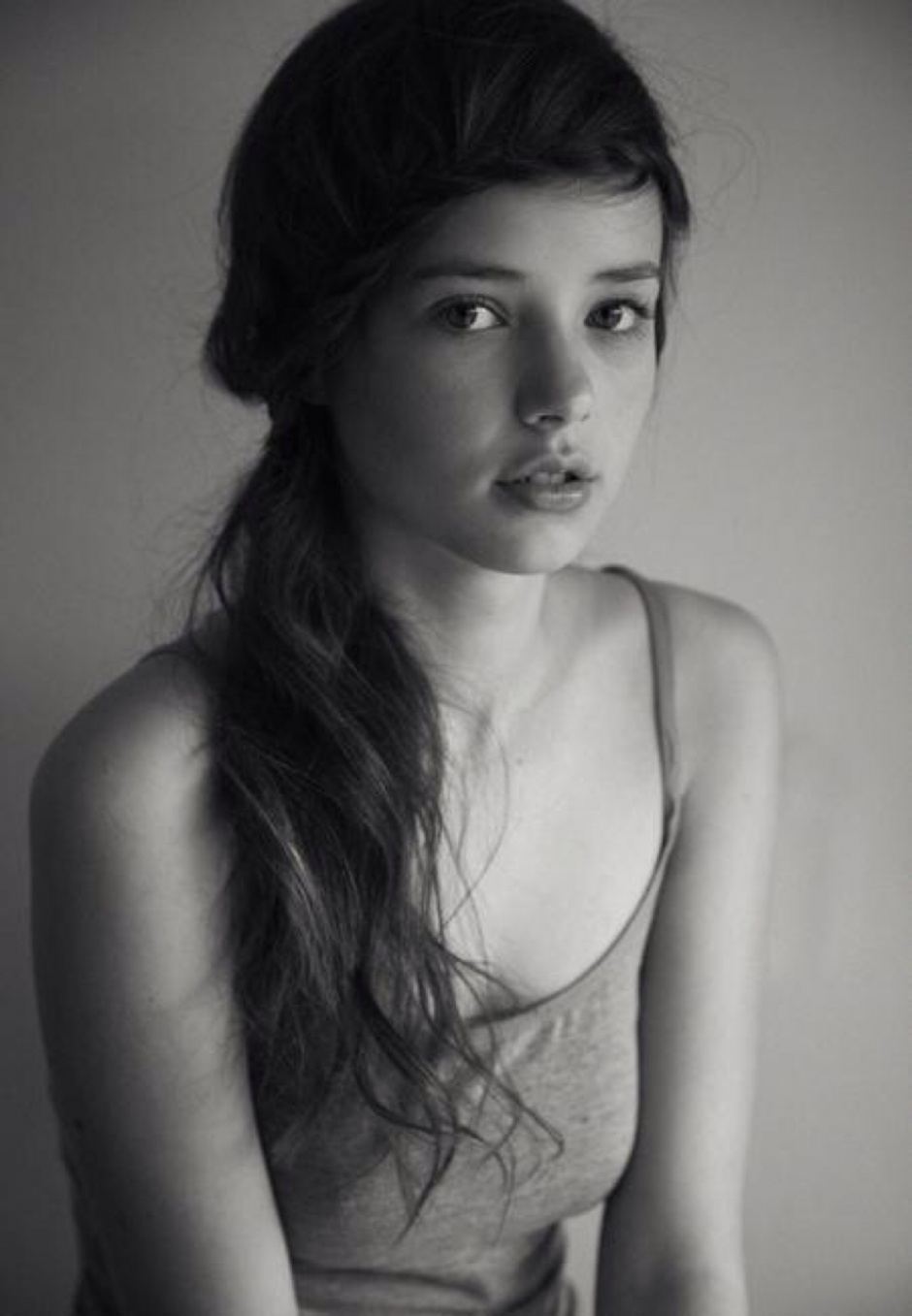 手机壁纸欧美范女生黑白图片