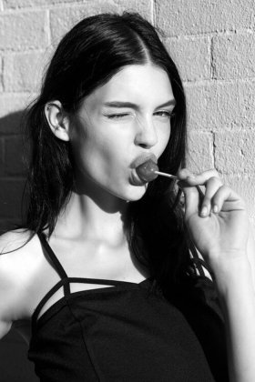 桌面壁纸欧美范女生黑白图片