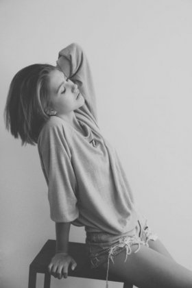 甜美黑白欧美女孩个性壁纸