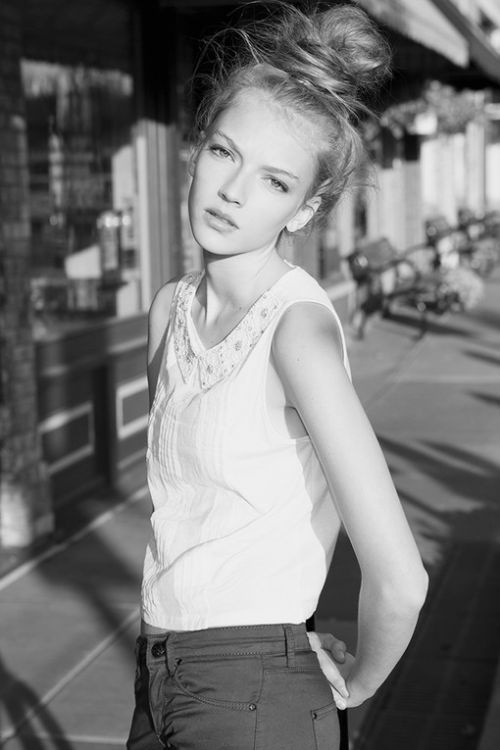 甜美黑白欧美女孩个性壁纸