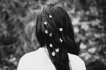 个性欧美风女生背影黑白伤感图片