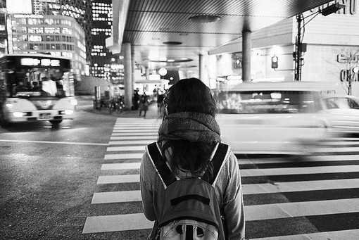 个性欧美风女生背影黑白伤感图片