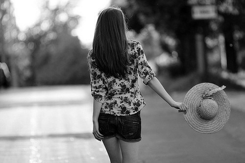 个性欧美风女生背影黑白伤感图片