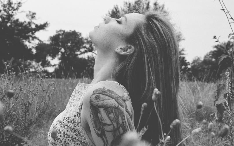 欧美黑白女生治愈系小清新壁纸