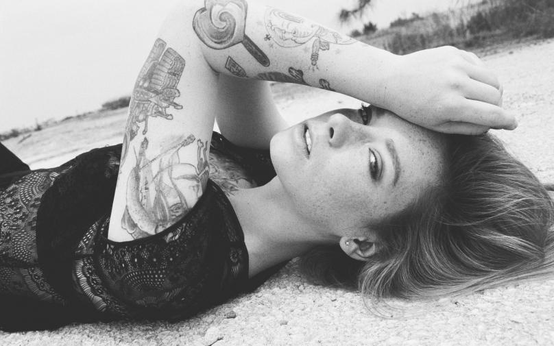 欧美黑白女生治愈系小清新壁纸