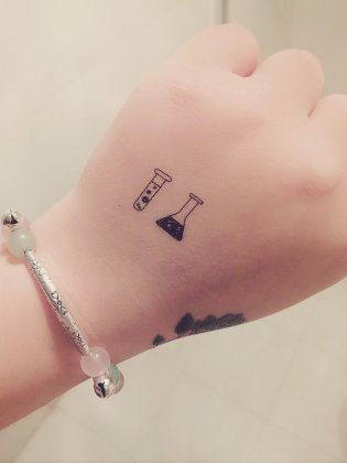 小清新欧美卡通刺青纹身女生图片