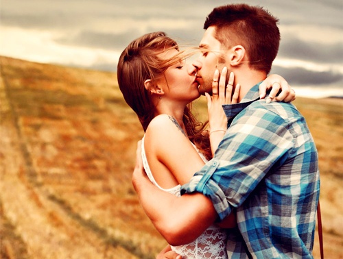 甜蜜唯美欧美情侣接吻大图