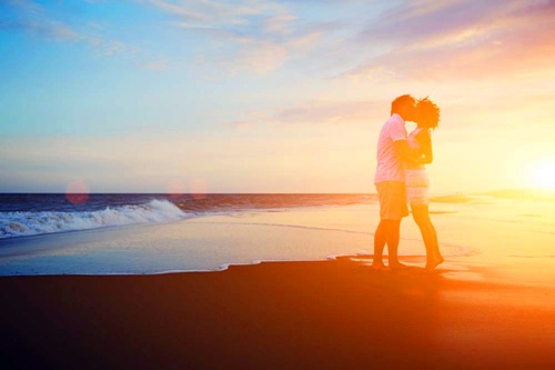 甜蜜唯美欧美情侣接吻大图