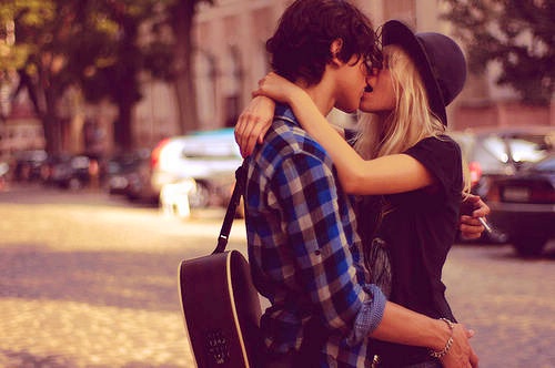 甜蜜唯美欧美情侣接吻大图