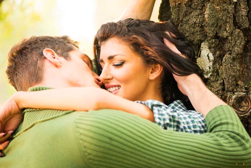 甜蜜唯美欧美情侣接吻大图