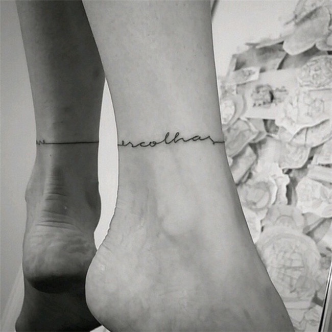 可爱的欧美女生小清新脚踝纹身