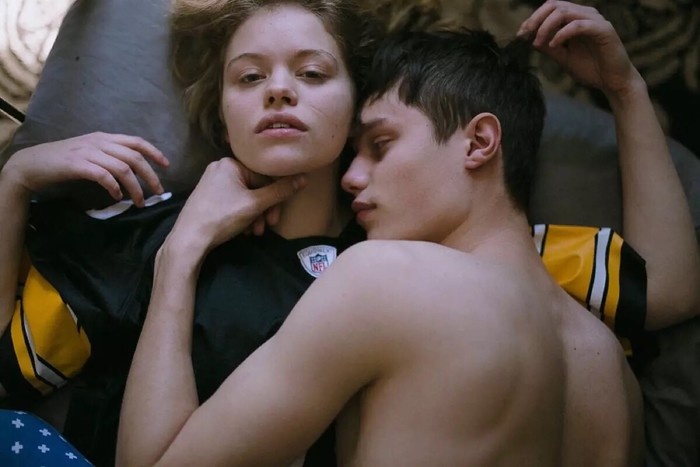 非主流甜蜜欧美情侣拥抱入睡图片