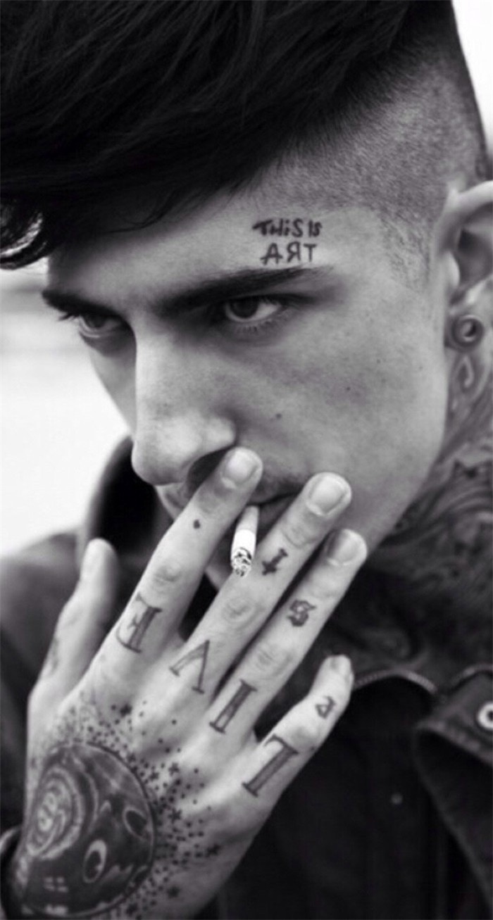 颓废欧美风男生纹身图片