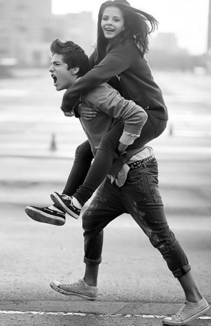 甜蜜非主流欧美情侣黑白壁纸