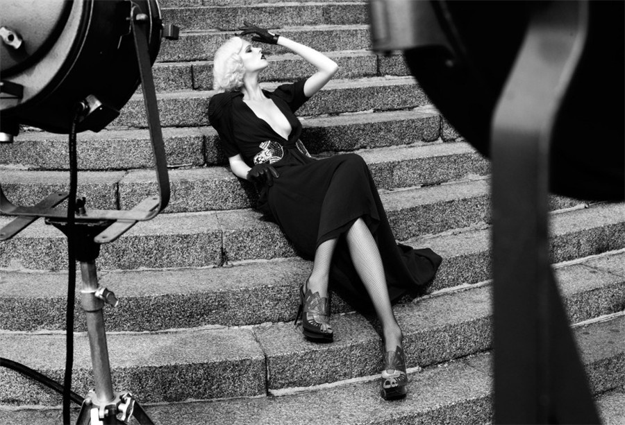 性感女生复古欧美风街头写真图片