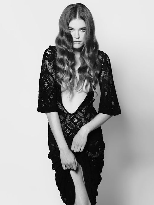 帅气女生欧美个性黑白壁纸图片