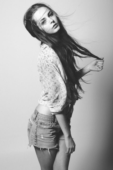 帅气女生欧美个性黑白壁纸图片