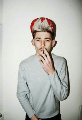 欧美范儿男生抽烟手机壁纸