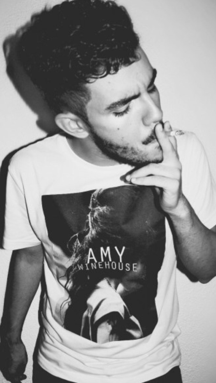 欧美范儿男生抽烟手机壁纸