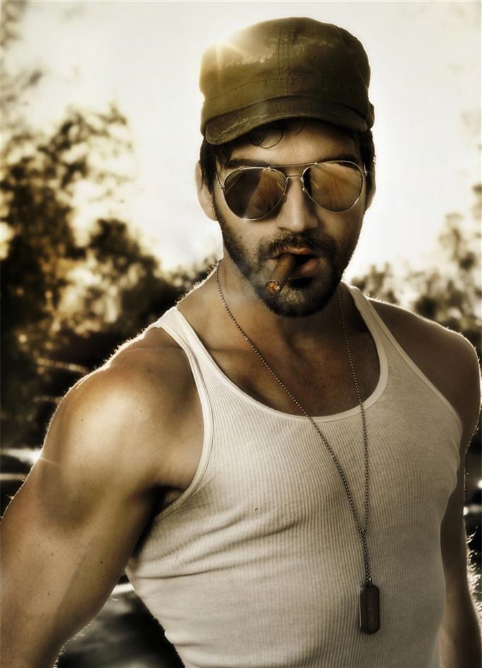 欧美范儿男生抽烟手机壁纸