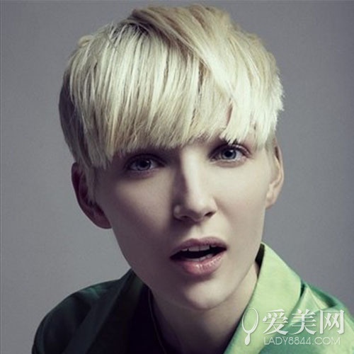 欧美女生短发展现帅气潮流