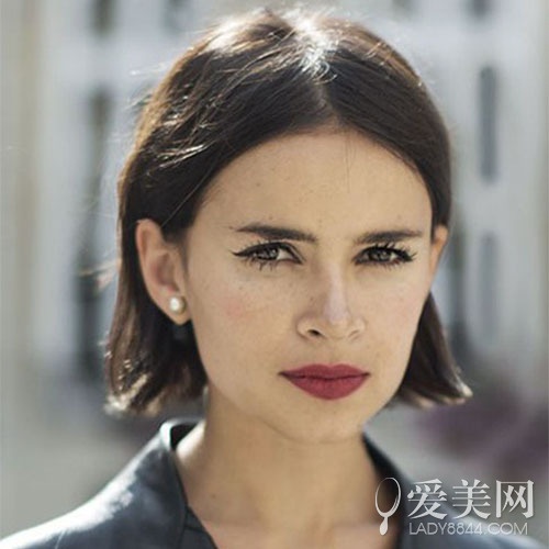 欧美女生短发展现帅气潮流