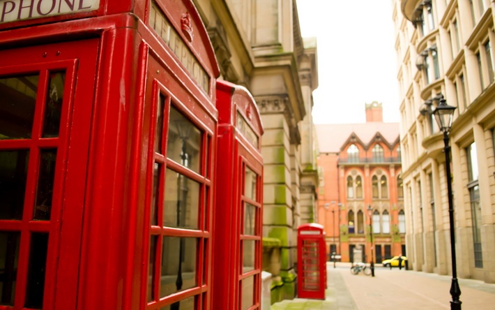 红色电话亭欧美风唯美浪漫电脑壁纸