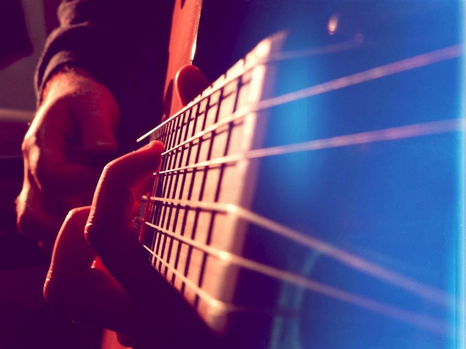 非主流欧美范美女与吉他图片