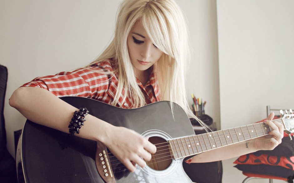 非主流欧美范美女与吉他图片