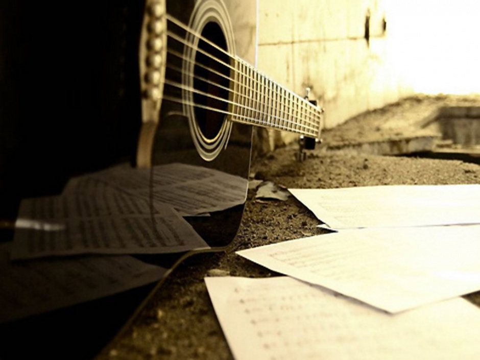 非主流欧美范美女与吉他图片