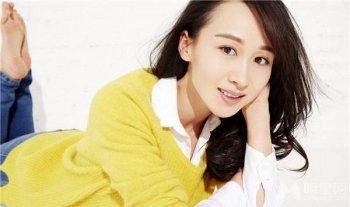 三妹扮演者练束梅秋日时尚写真