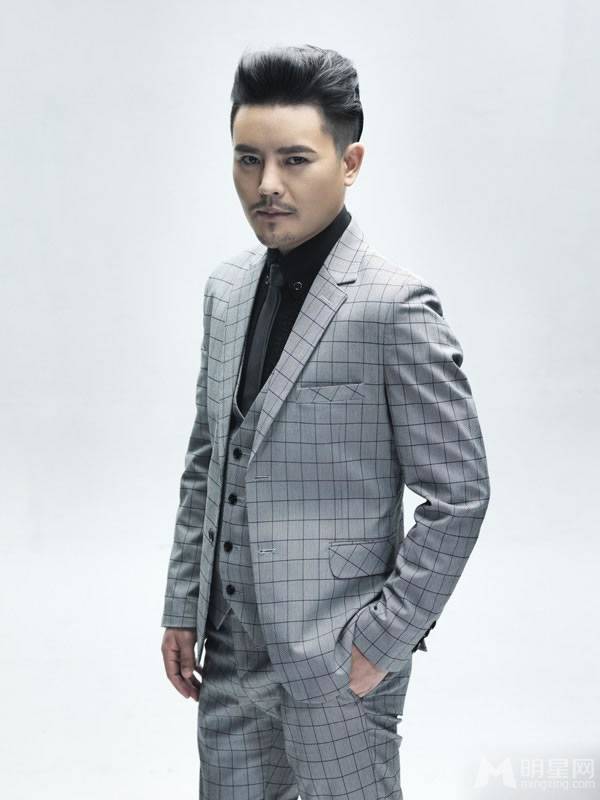 歌手顾峰时尚儒雅写真照片