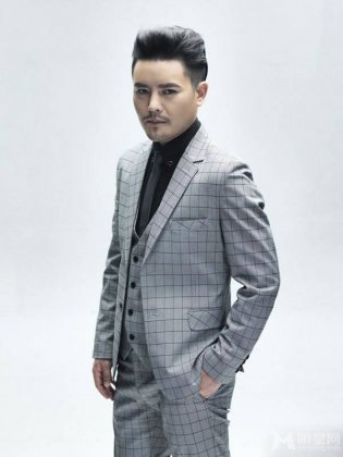 歌手顾峰时尚儒雅写真照片