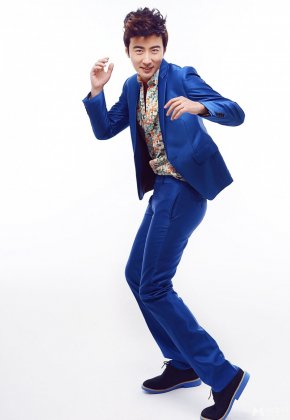 中国演员高梓淇西装帅气写真