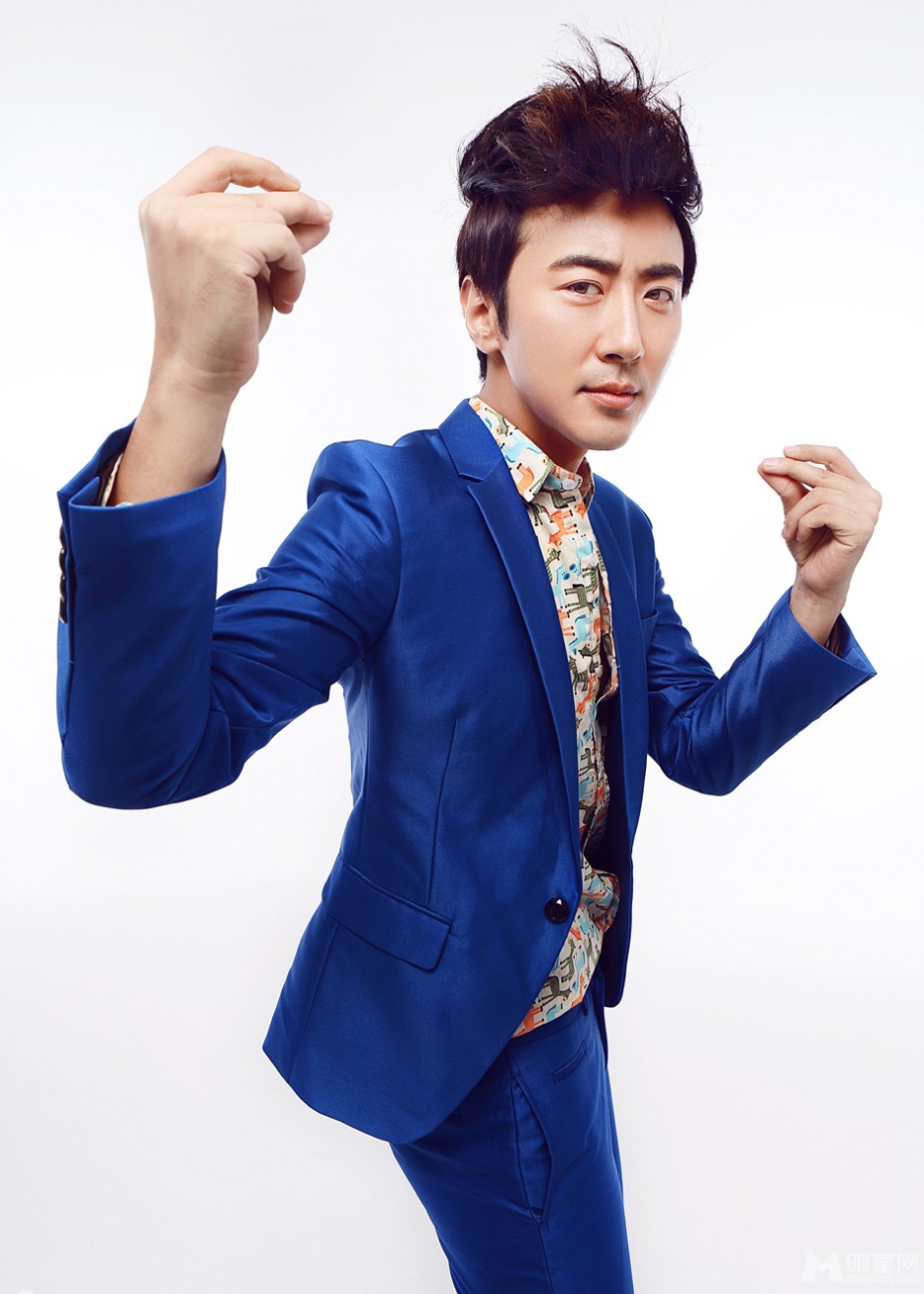 中国演员高梓淇西装帅气写真