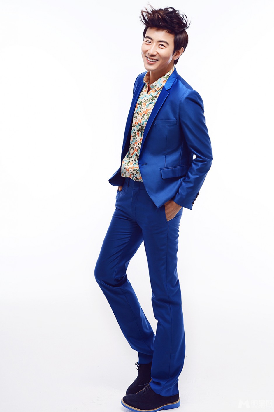 中国演员高梓淇西装帅气写真